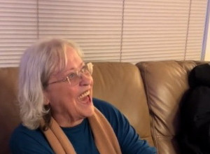 SNIMAK BAKE KOJI JE ODUŠEVIO LJUDE NA MREŽAMA: Prokomentarisala je devojku svog praunuka, pa izazvala lavinu komentara! (VIDEO)