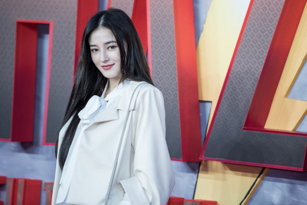 NI MARGO ROBI, NI ARIJANA GRANDE: Ova pevačica ponela je titulu najlepšeg lica za 2023. godinu (FOTO)