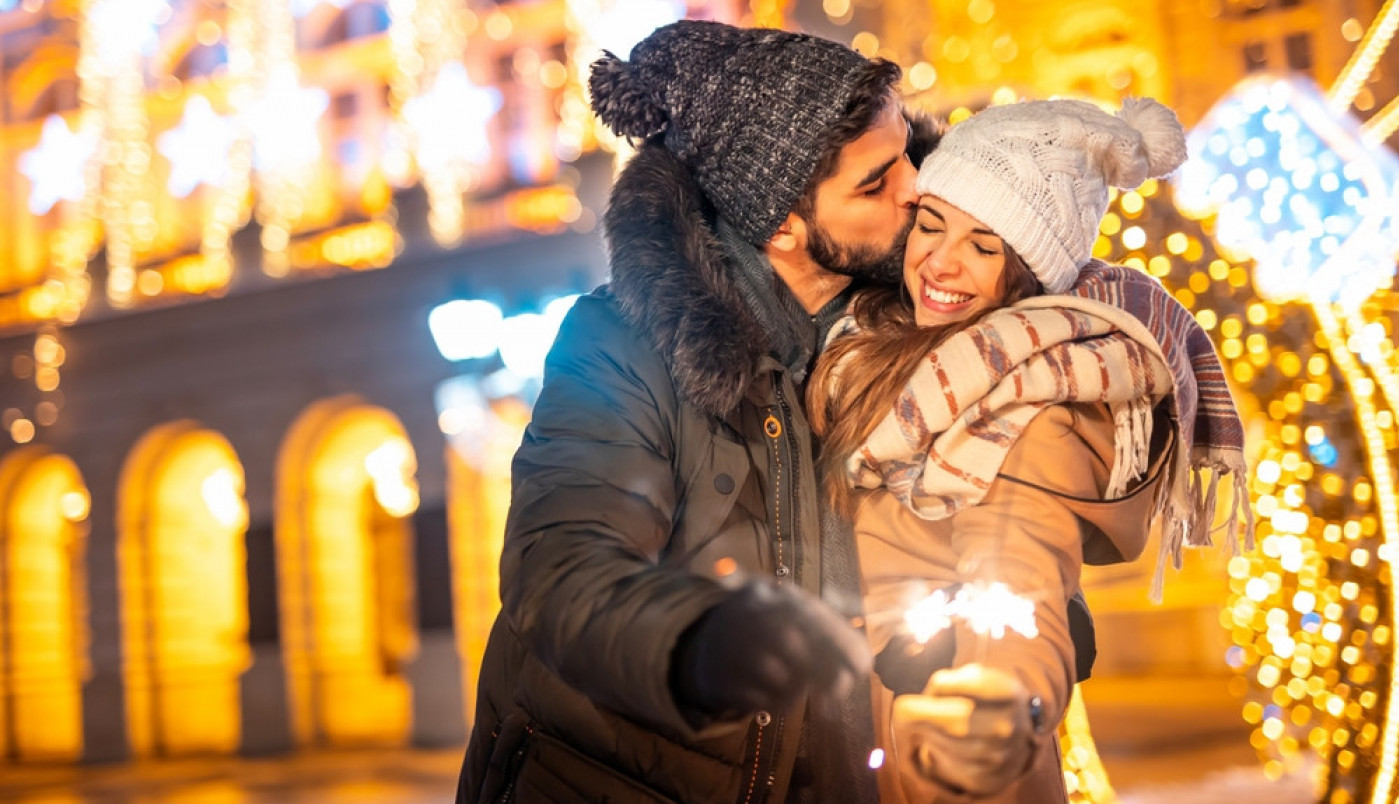 PAZITE  ŠTA RADITE U PONOĆ: Evo pravog značenja novogodišnjeg poljupca! (FOTO)