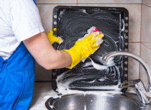 JEDNOSTAVAN TRIK DA OČISTITE ZAGORELE TEPSIJE I PEKAČE: Sve što vam je potrebno već imate u kući