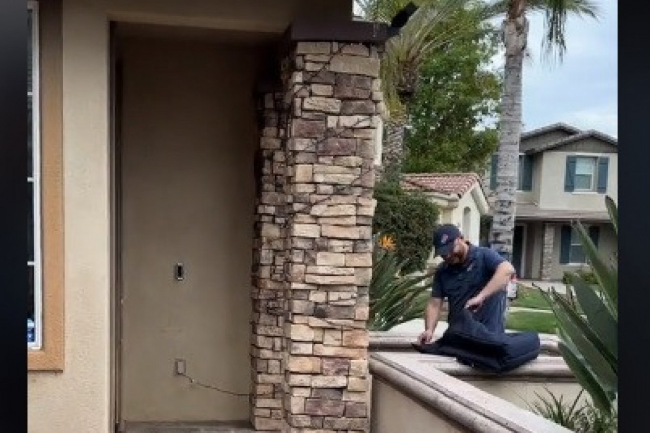 DOSTAVLJAČ PICE JE POZVONIO NA VRATA: Opušteno je pripremao isporuku ne sluteći šta ga čeka, a onda se dao u bežanje! (VIDEO)