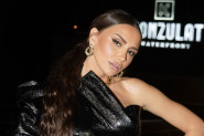 EMINA JAHOVIĆ POZIRALA U VENČANICI PORED JELKE: Da li to pevačica nagoveštava promenu statusa u narednoj godini? (FOTO)