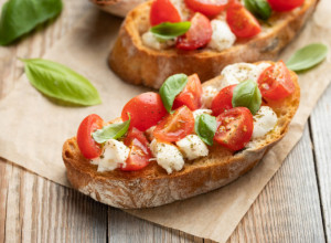 PRAVI ITALIJANSKI BRUSKETI KAO IZ NAJBOLJIH RESTORANA: Hrskavi zalogaji koji osvajaju sva čula