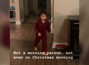 RODITELJI SU PROBUDILI DEČAKA DA BI MU URUČILI POKLON: Zbog njegove reakcije milioni ljudi plaču od smeha! (VIDEO)