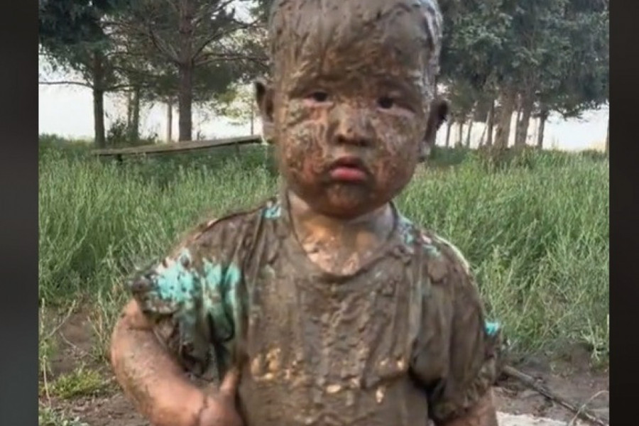 MAMA JE SKLONILA POGLED SA SINA NA MINUT: Šokirana je gledala u zbunjeno dete ne verujući šta je uradio za 60 sekundi! (VIDEO)