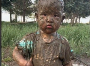 MAMA JE SKLONILA POGLED SA SINA NA MINUT: Šokirana je gledala u zbunjeno dete ne verujući šta je uradio za 60 sekundi! (VIDEO)