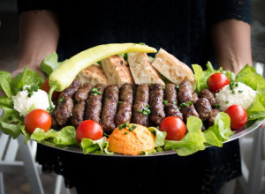 PROVERENI KAFANSKI RECEPT ZA ĆEVAPE: Biće savršeno sočni i ukusni kao da ste ih poručili u najboljem restoranu!