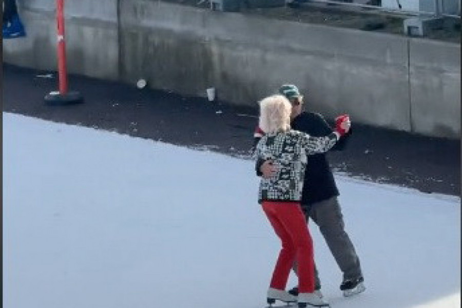KLIZALI SU KAO DA OSTATAK SVETA NE POSTOJI ZA NJIH: Svi su zadivljeno gledali u vremešni par i njihovu magiju na ledu! (VIDEO)