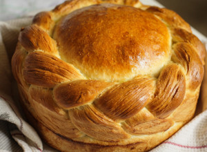 KADA SE PRAVI, KAKO SE LOMI BOŽIĆNA ČESNICA I KOJA JE NJENA SIMBOLIKA: Narodna verovanja za koje se smatra da donose blagostanje u dom