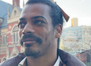 SVE ŽENE NA ŠETALIŠTU SU BILE HIPNOTISANE LEPOTOM OVOG MUŠKARCA: Kada su čule njegov telefonski razgovor, nijedna nije mogla da zadrži suze (VIDEO)