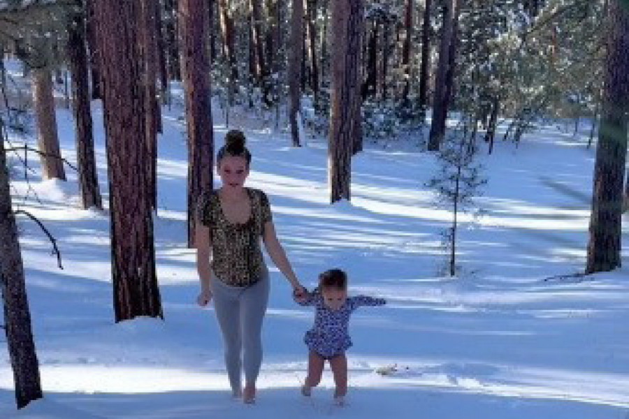 TRUDNICA JE BOSA PO SNEGU DOŠLA DO ZALEĐENE VODE: Ljudi zanemeli od šoka kad su videli šta je uradila ne samo ona već i njena malena ćerka! (VIDEO)