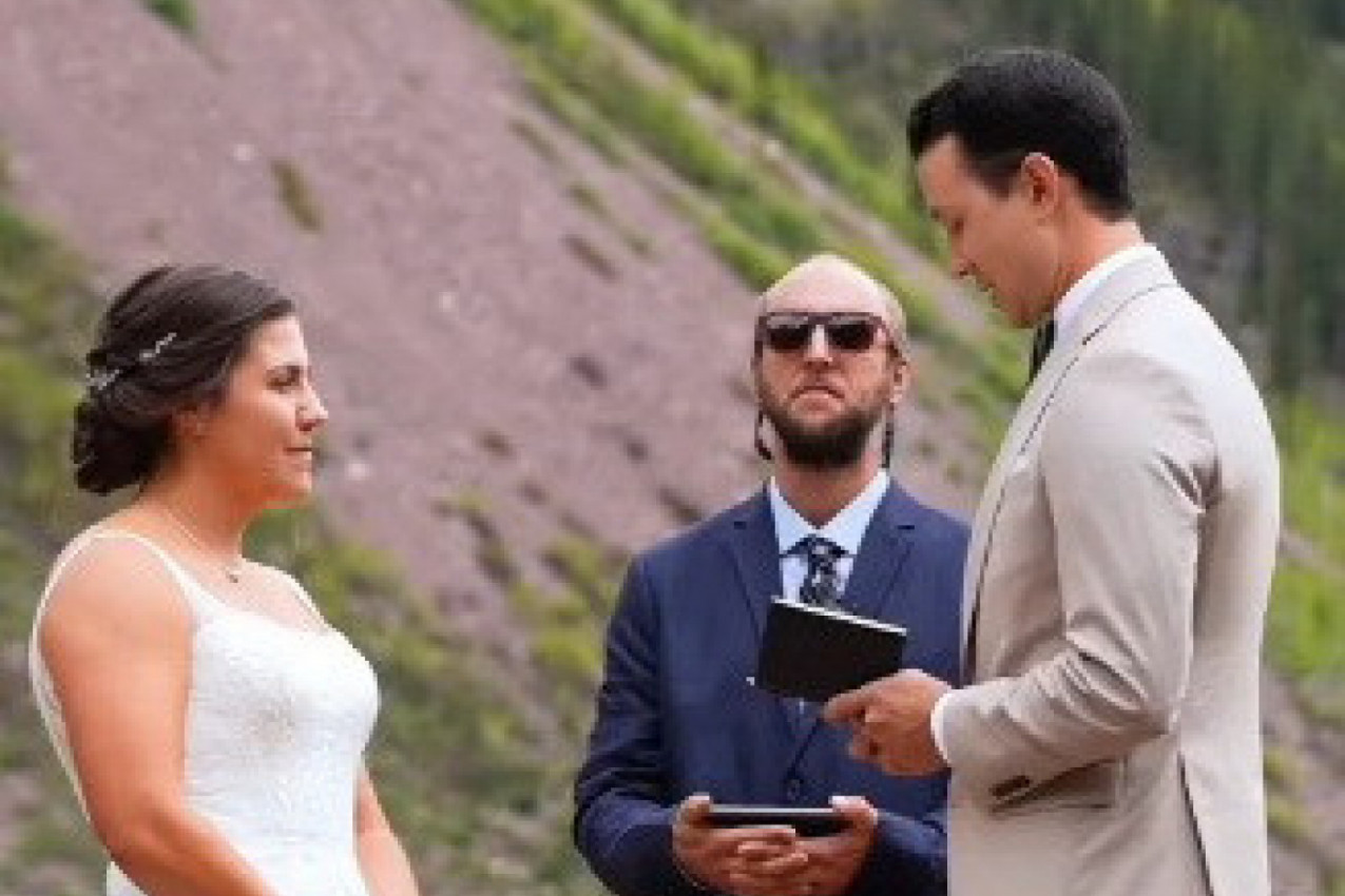 USRED VENČANJA POJAVIO SE NEZVANI GOST: Matičar je zanemeo kad je ugledao, a mladenci su se samo nemo zgledali! (VIDEO)