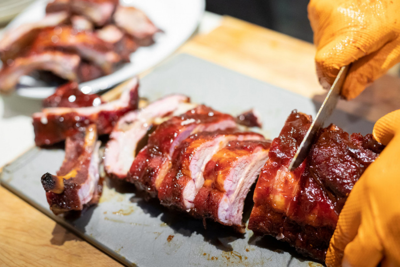 PRASETINA IZ RERNE, UKUSNA KAO DA STE JE PEKLI NA RAŽNJU: Sočno i mekano meso u kombinaciji sa hrskavom koricom koja puca pod zubima (FOTO)