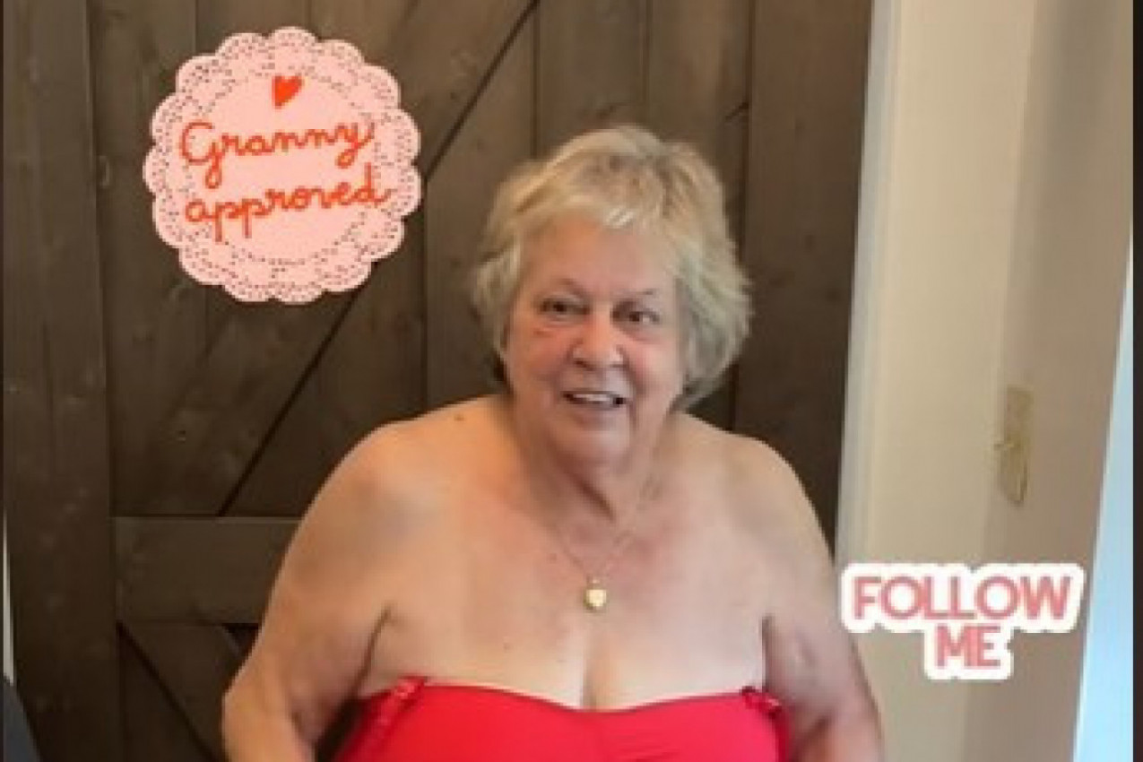 OVA BAKA IMA 80 GODINA I PONOSNO NOSI BIKINI: Zbog svojih snimaka postala je zvezda, svi joj poručuju da je zavodnica! (VIDEO)