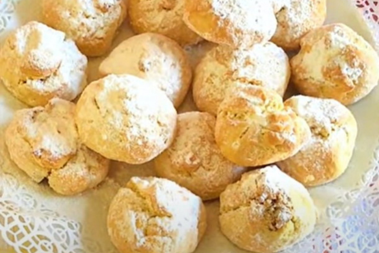 DA LI STE PROBALI OVE SOČNE RUŽICE? Starinski sitni kolači koji se ponovo rado prave!