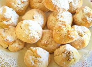 DA LI STE PROBALI OVE SOČNE RUŽICE? Starinski sitni kolači koji se ponovo rado prave!