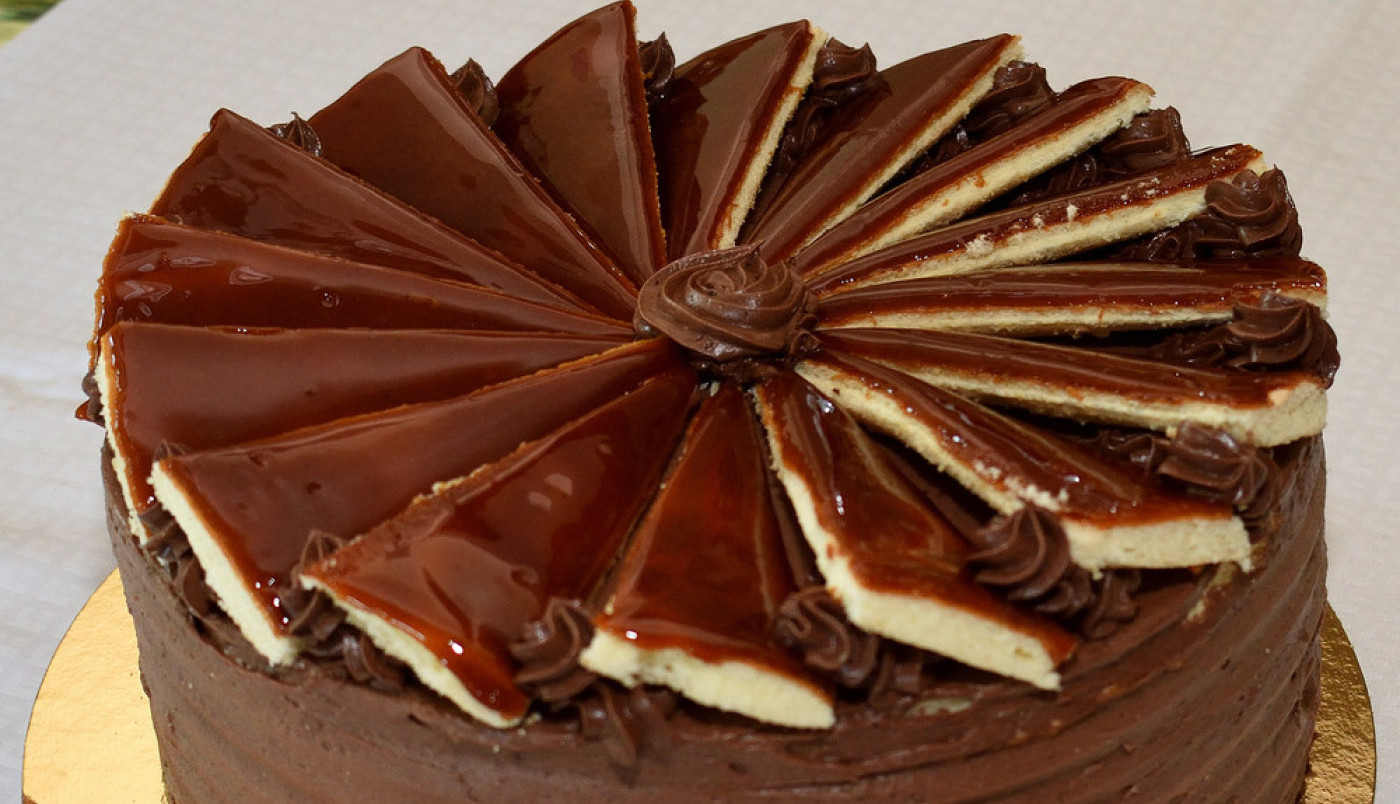 U ČAST NAJRADOSNIJEG PRAZNIKA POSLUŽITE KRALJICU SVIH POSLASTICA: Zasladite Božić doboš tortom!