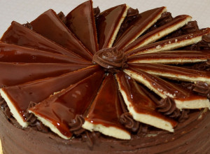 U ČAST NAJRADOSNIJEG PRAZNIKA POSLUŽITE KRALJICU SVIH POSLASTICA: Zasladite Božić doboš tortom!