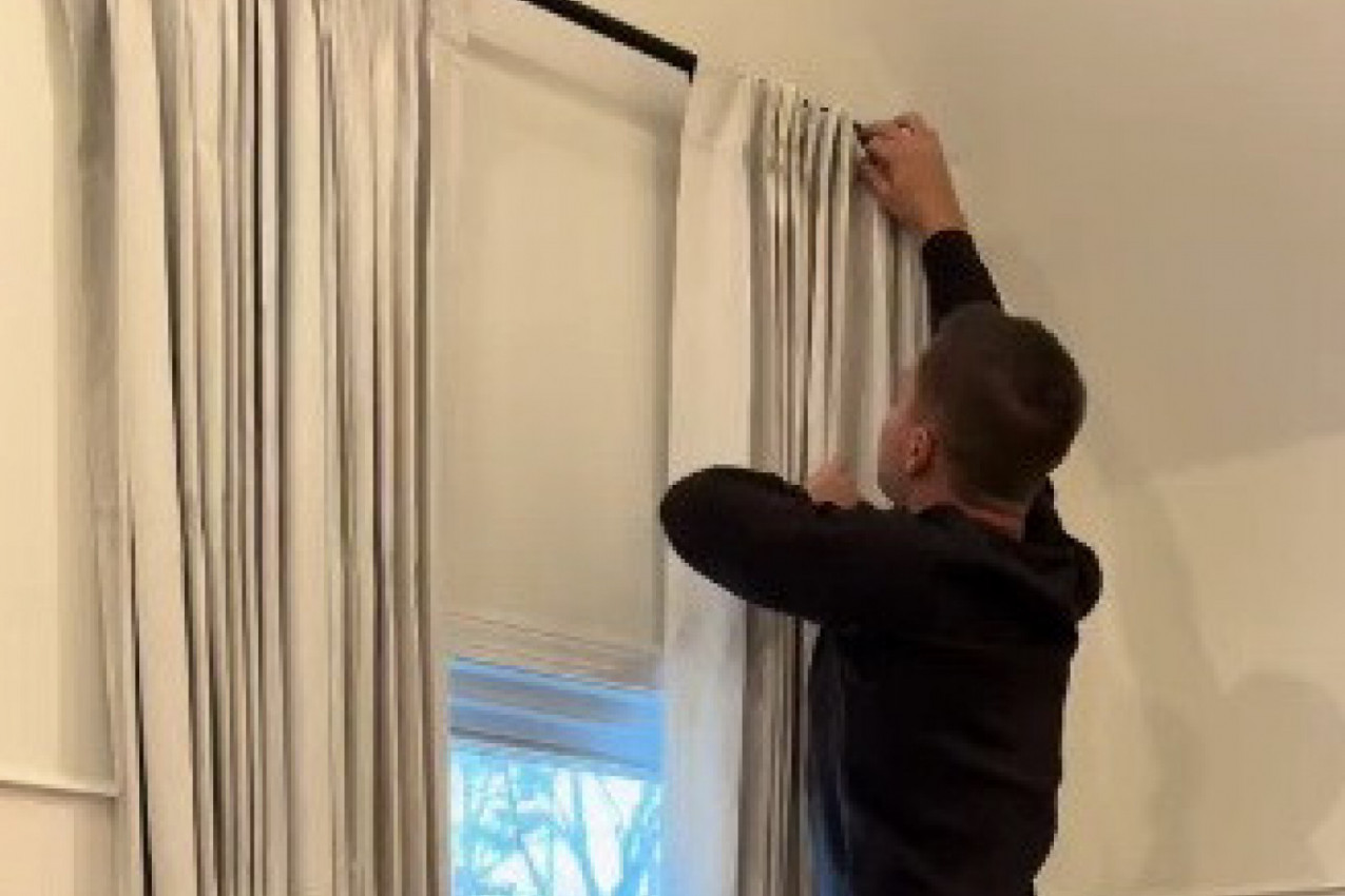 SVAKA ŽENA BI GA POŽELELA: Kad vidite u čemu ovaj muškarac kači zavese ostaćete bez teksta (VIDEO)