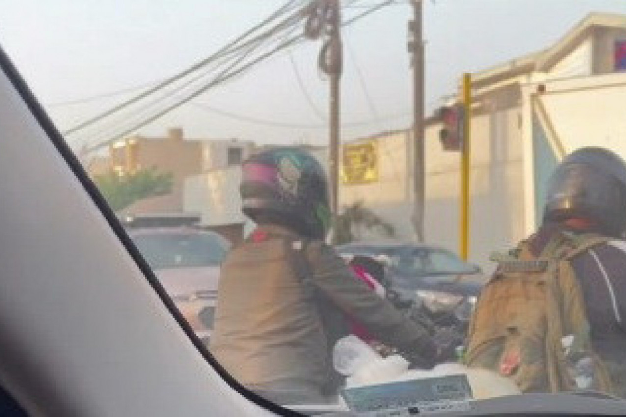 NA SEMAFORU SU SE ZAUSTAVILE IZA MOTOCIKLISTE: Usledio je njegov neočekivani potez i iznenađenje kome se devojke nisu nadale! (VIDEO)