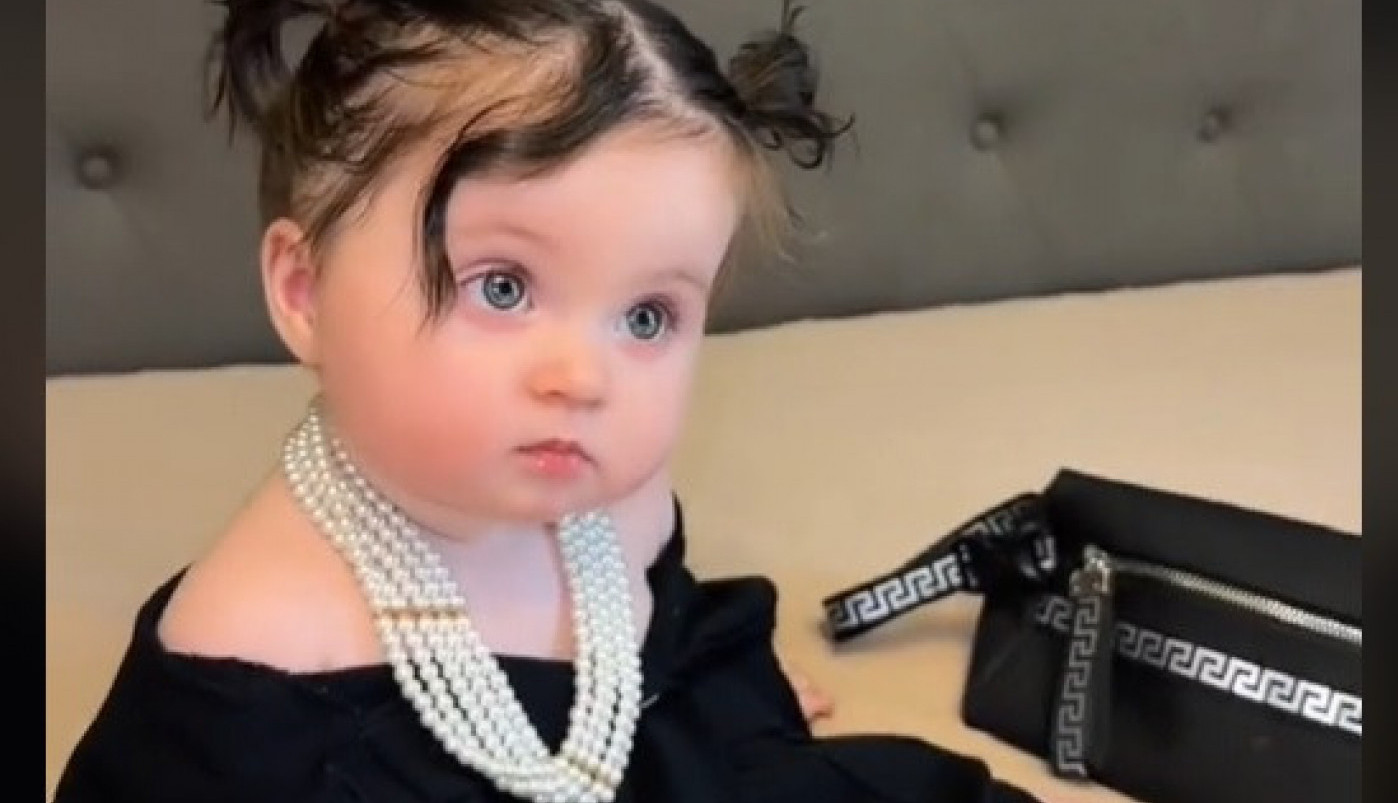 O OVOJ BEBI BRUJI INTERNET: Devojčica prelepih očiju izazvala brojne reakcije na mrežama, a evo i zbog čega! (VIDEO)