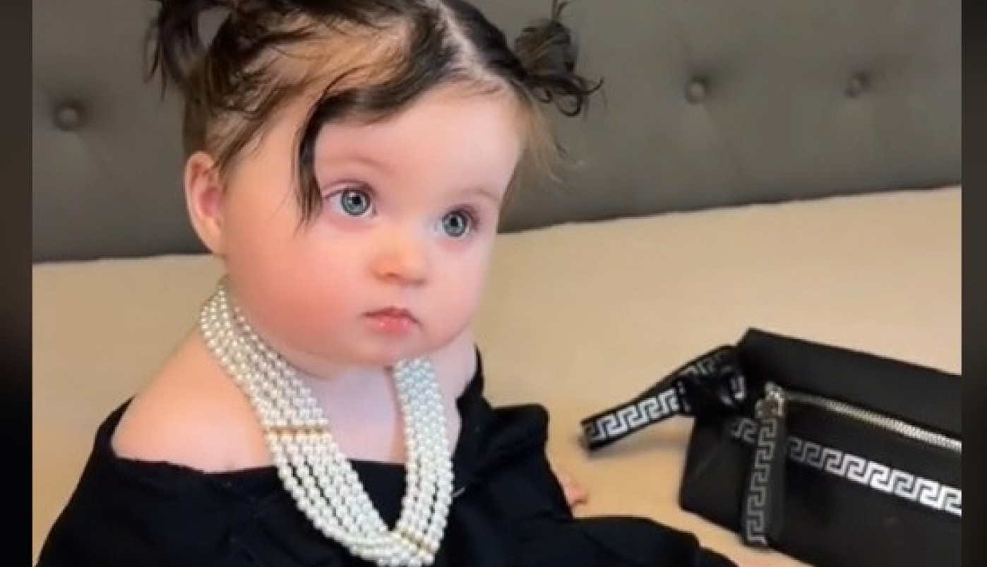O OVOJ BEBI BRUJI INTERNET: Devojčica prelepih očiju izazvala brojne reakcije na mrežama, a evo i zbog čega! (VIDEO)