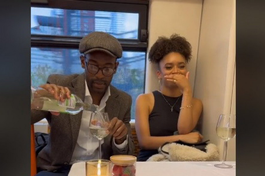 REŠIO JE DA NA NEOBIČAN NAČIN OSVOJI DEVOJKU: Ljudi u metrou su u šoku gledali šta radi ovaj muškarac, niko nije mogao da skloni pogled sa njih dvoje! (VIDEO)