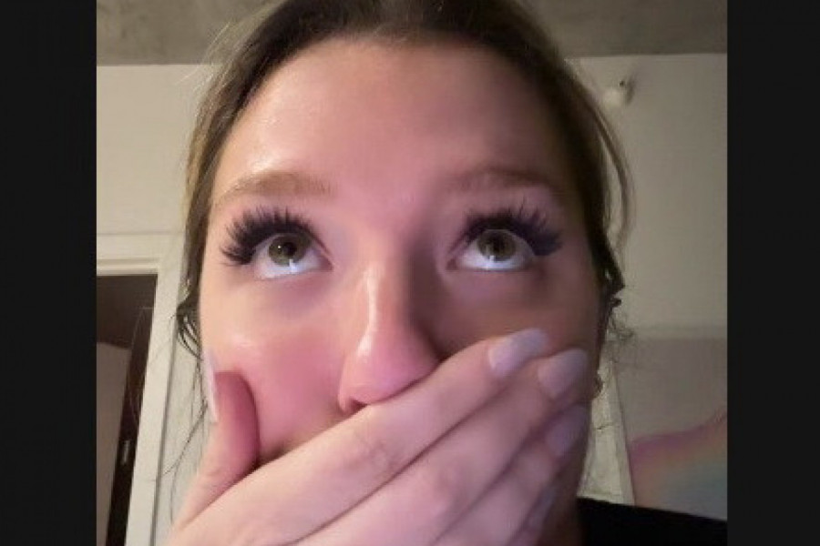 SEDELA JE U SOBI, A KADA JE PODIGLA POGLED UGLEDALA JE SCENU KOJA RASPLAKALA: Devojka nije mogla da veruje šta vidi na prozoru iz stana preko puta!