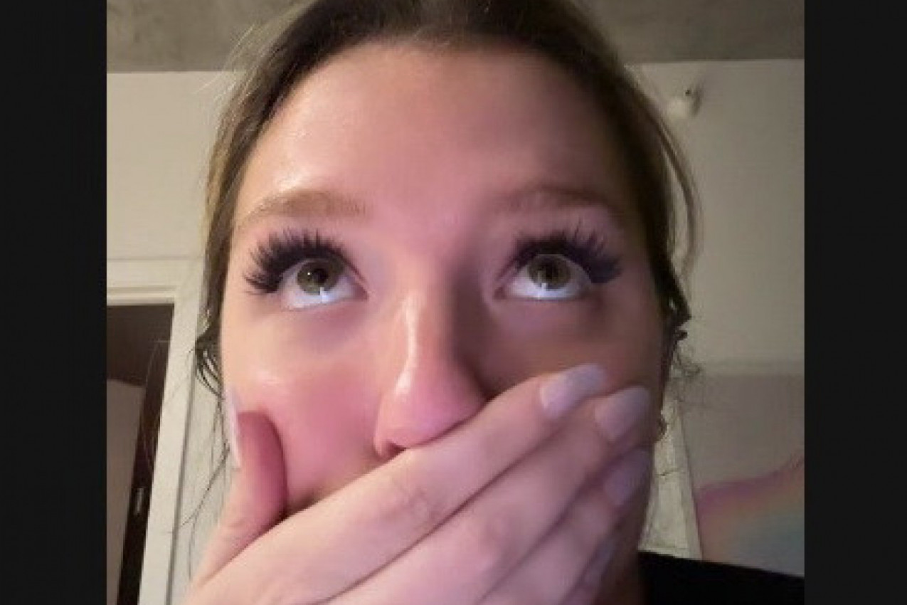 SEDELA JE U SOBI, A KADA JE PODIGLA POGLED UGLEDALA JE SCENU KOJA RASPLAKALA: Devojka nije mogla da veruje šta vidi na prozoru iz stana preko puta!