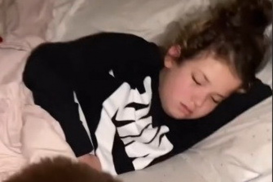 USRED NOĆI JE UGLEDALA PRIZOR ZBOG KOJEG JE BRZINULA U PLAČ: Devojčica zanemela od šoka i iznenađenja koje su joj pripremili roditelji!