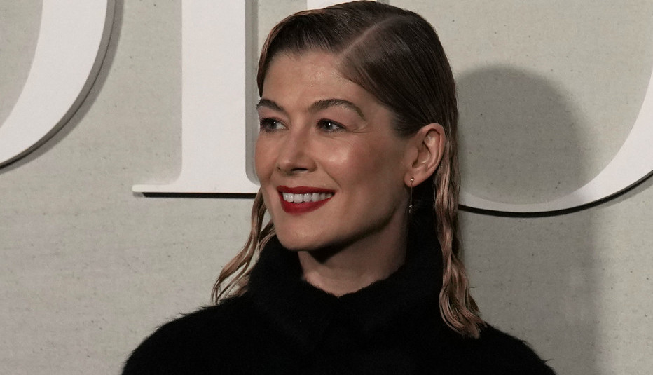 GLUMICA SE NA ZLATNOM GLOBUSU POJAVILA POKRIVENOG LICA: Kada je otkrila šta skriva iza njega, svi su gledali u neverici (VIDEO)