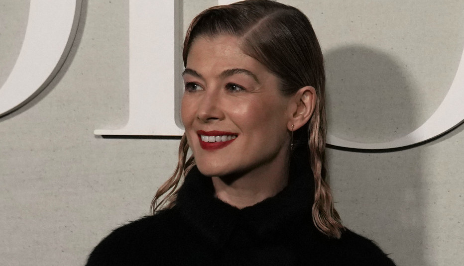 GLUMICA SE NA ZLATNOM GLOBUSU POJAVILA POKRIVENOG LICA: Kada je otkrila šta skriva iza njega, svi su gledali u neverici (VIDEO)