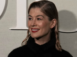 GLUMICA SE NA ZLATNOM GLOBUSU POJAVILA POKRIVENOG LICA: Kada je otkrila šta skriva iza njega, svi su gledali u neverici (VIDEO)