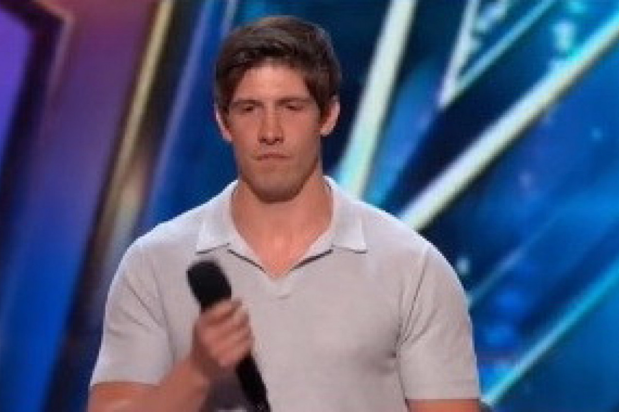 POJAVIO SE NA TAKMIČENJU I POSVETIO PESMU BIVŠOJ DEVOJCI: Javila mu se usred emisije, a ovakvu reakciju niko nije očekivao (VIDEO)