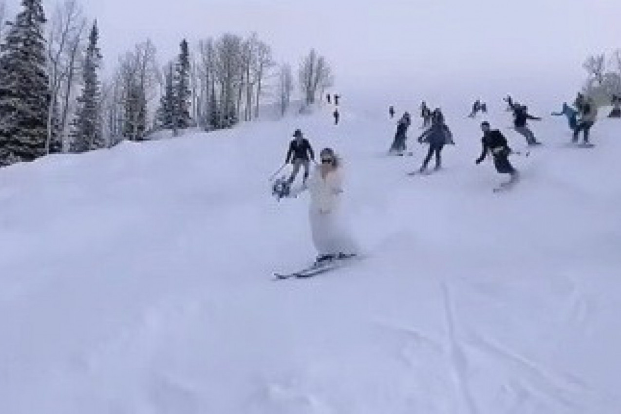 DA LI STE IKAD VIDELI OVAKVO VENČANJE: Snimak svatova oduševio ljude na mrežama, a tek mladenci u neočekivanom izdanju! (VIDEO)