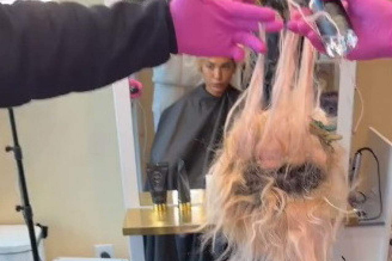 OČAJNA JE DOŠLA U SALON SA UNIŠTENOM KOSOM: Viktorija je u suzama molila za pomoć dok su frizeri u šoku gledali šta joj je to na glavi! (VIDEO)