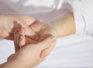 TRI ZNAKA NA KOŽI KOJA BI MOGLA DA UKAŽU NA SRČANE BOLESTI: Proverite da li ste u riziku! (VIDEO)