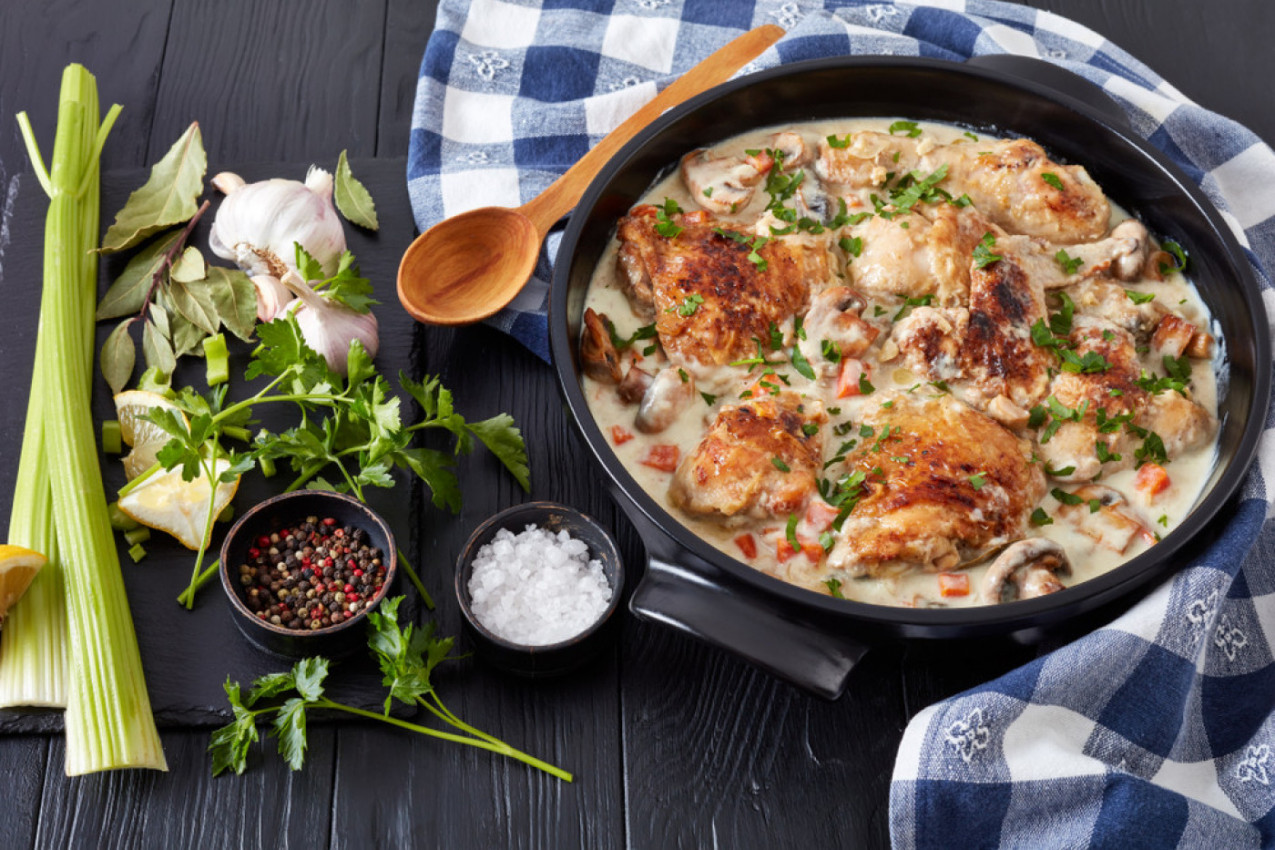 PILETINA U SOSU OD BELOG VINA: Domaće pile na španski način pravi se za samo 20 minuta!