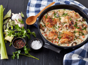 PILETINA U SOSU OD BELOG VINA: Domaće pile na španski način pravi se za samo 20 minuta!