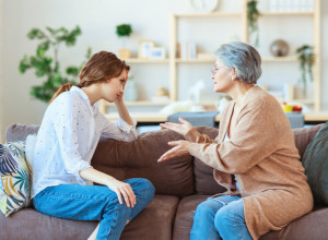 SVEKRVU UŽASNO NERVIRAJU VELIKE GRUDI NJENE SNAJE: "Optužila me je da su mi spuštene, a onda je vrisnula kad je videla moju fotografiju u toplesu!"