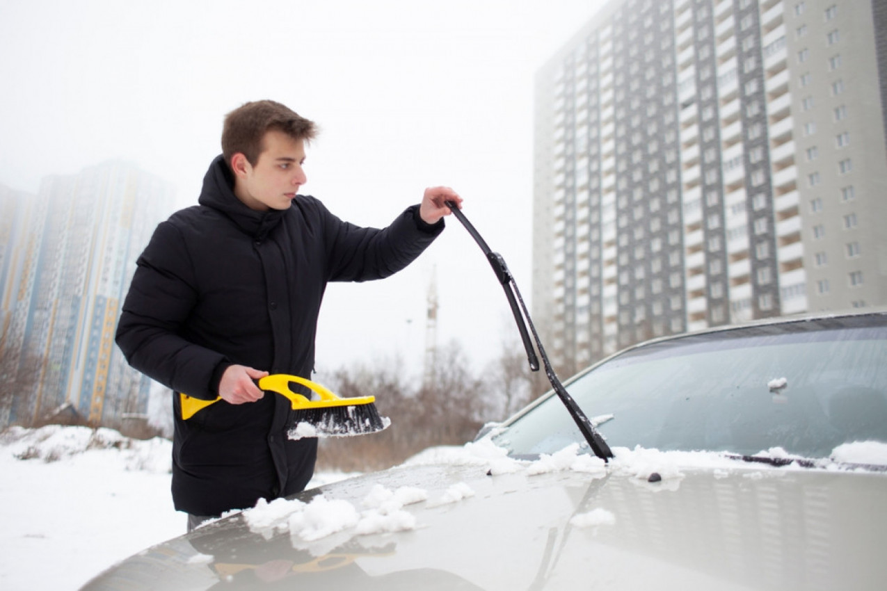 PROFI SAVETI KAKO DA BRZO I LAKO ODLEDITE AUTO: Dve namirnice iz kuhinje sprečiće smrzavanje vetrobranskog stakla! (FOTO)