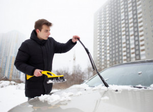 PROFI SAVETI KAKO DA BRZO I LAKO ODLEDITE AUTO: Dve namirnice iz kuhinje sprečiće smrzavanje vetrobranskog stakla! (FOTO)