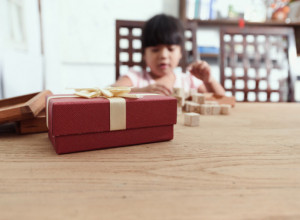 DEČAK JE DEVOJČICI IZ VRTIĆA DONEO POKLON: Kad su njeni roditelji otvorili kutiju, samo što nisu pali u nesvest od šoka! (FOTO)