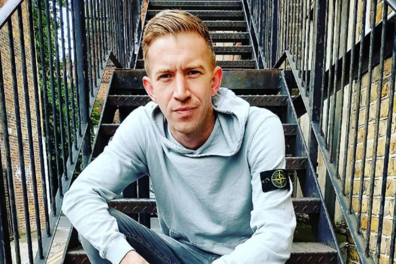 DRUG GA JE NA LETOVANJU SLUČAJNO VIDEO U TOALETU I ZAPANJIO SE VELIČINOM NJEGOVOG "PONOSA": Deni je  građevinac koji je preko noći postao zvezda filmova za odrasle! (FOTO)