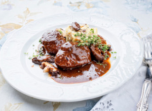 JUNEĆI OBRAZI U CRNOM VINU: Nastavite prazničnu sezonu u duhu pravih ukusa (FOTO)