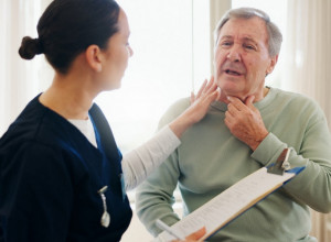 PROMUKLOST I PROBLEMI PRILIKOM GUTANJA MOGU UKAZATI NA KANCER: Mnogi ignorišu ove simptome i mešaju ih sa prehladom (FOTO)