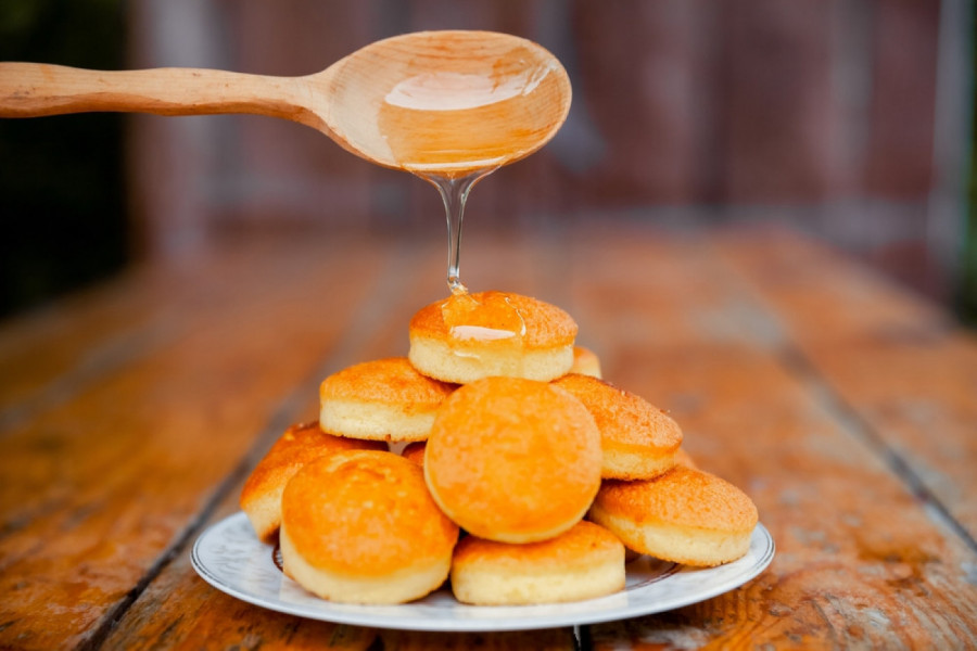 SRPSKA NOVA GODINA NEZAMISLIVA JE BEZ VASILICE: Tradicionalni kolač preliven medom za zdravlje i napredak ukućana