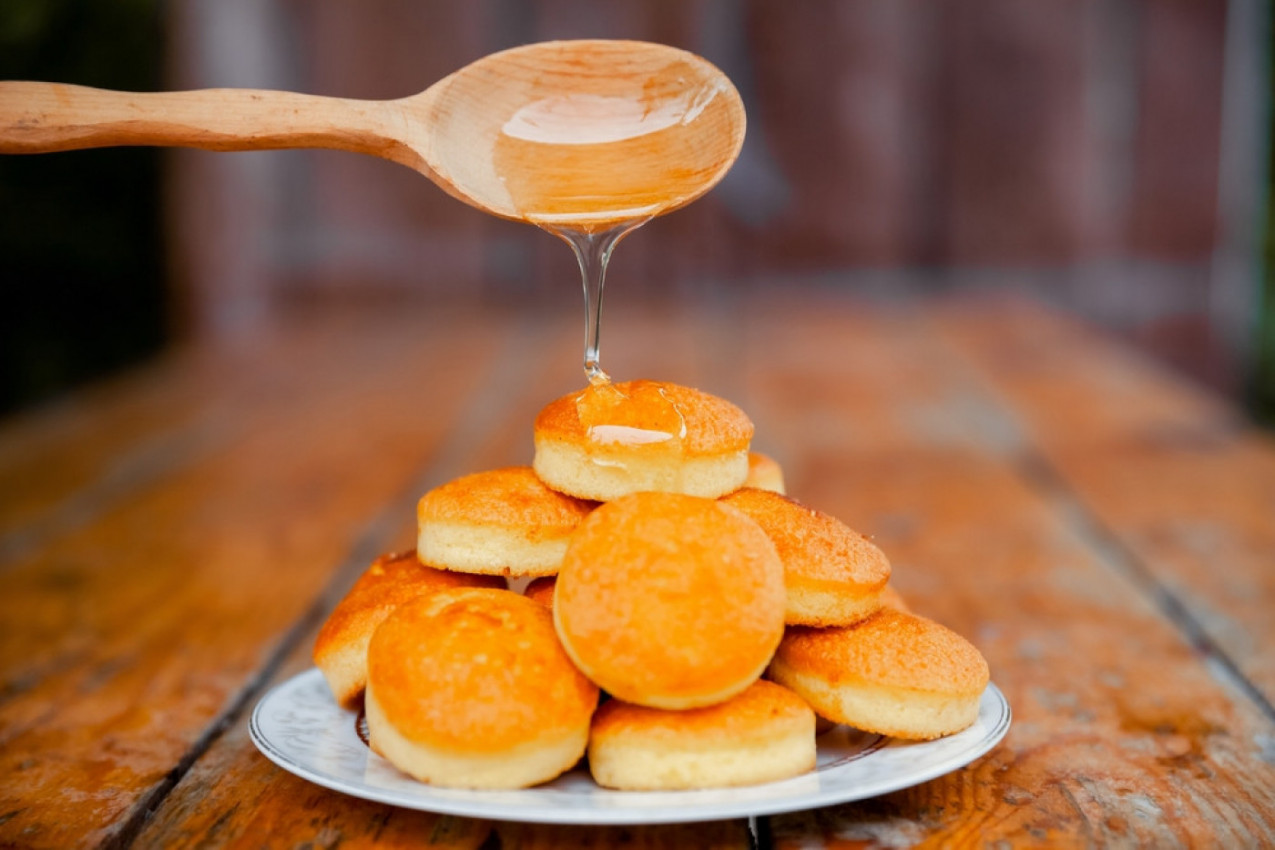 SRPSKA NOVA GODINA NEZAMISLIVA JE BEZ VASILICE: Tradicionalni kolač preliven medom za zdravlje i napredak ukućana