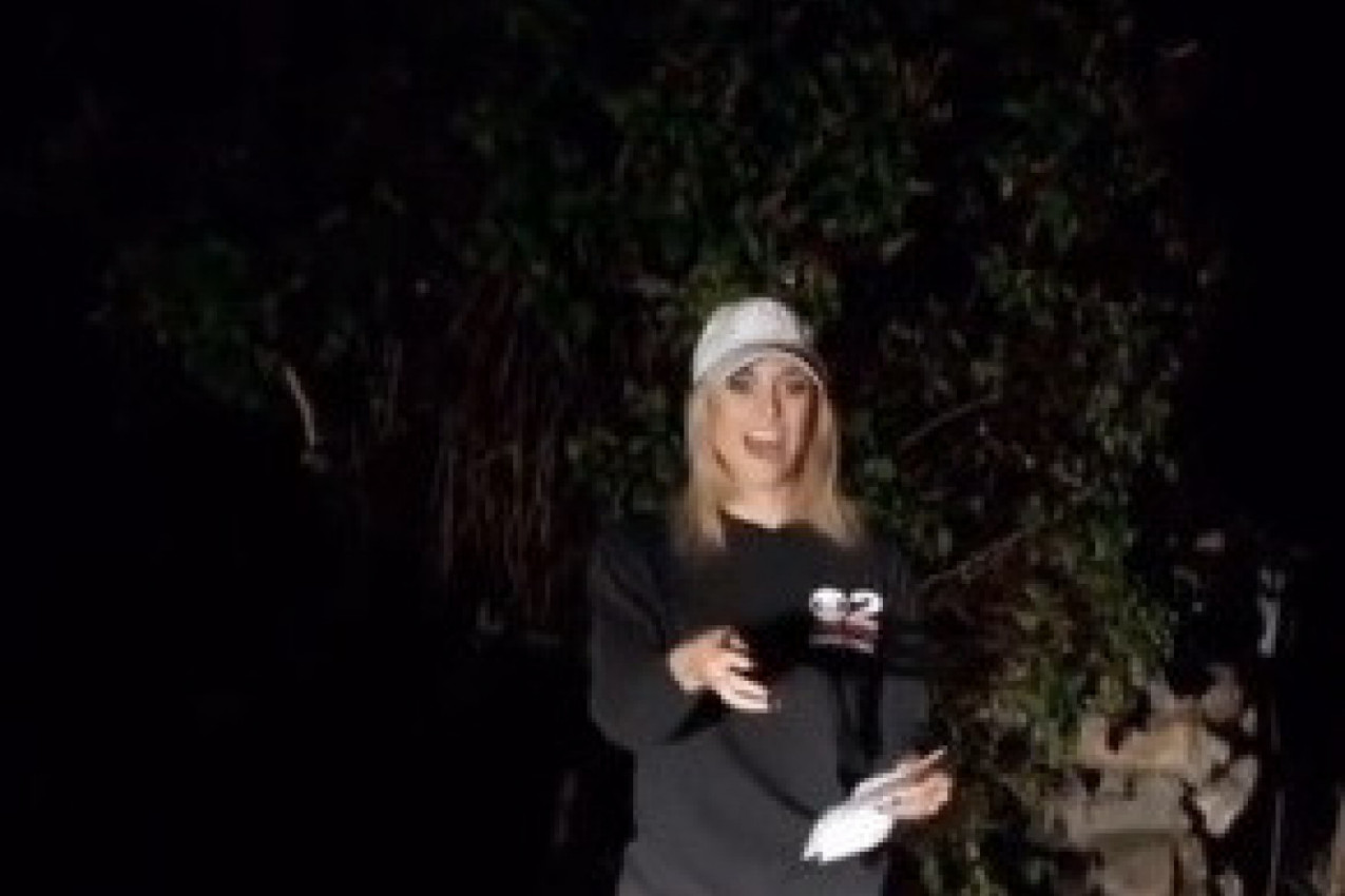 SNIMAK KOJI LEDI KRV U ŽILAMA: Ukočila se od straha kad je primetila neobičnu životinju kako izlazi iz mraka i kreće ka njoj! (VIDEO)