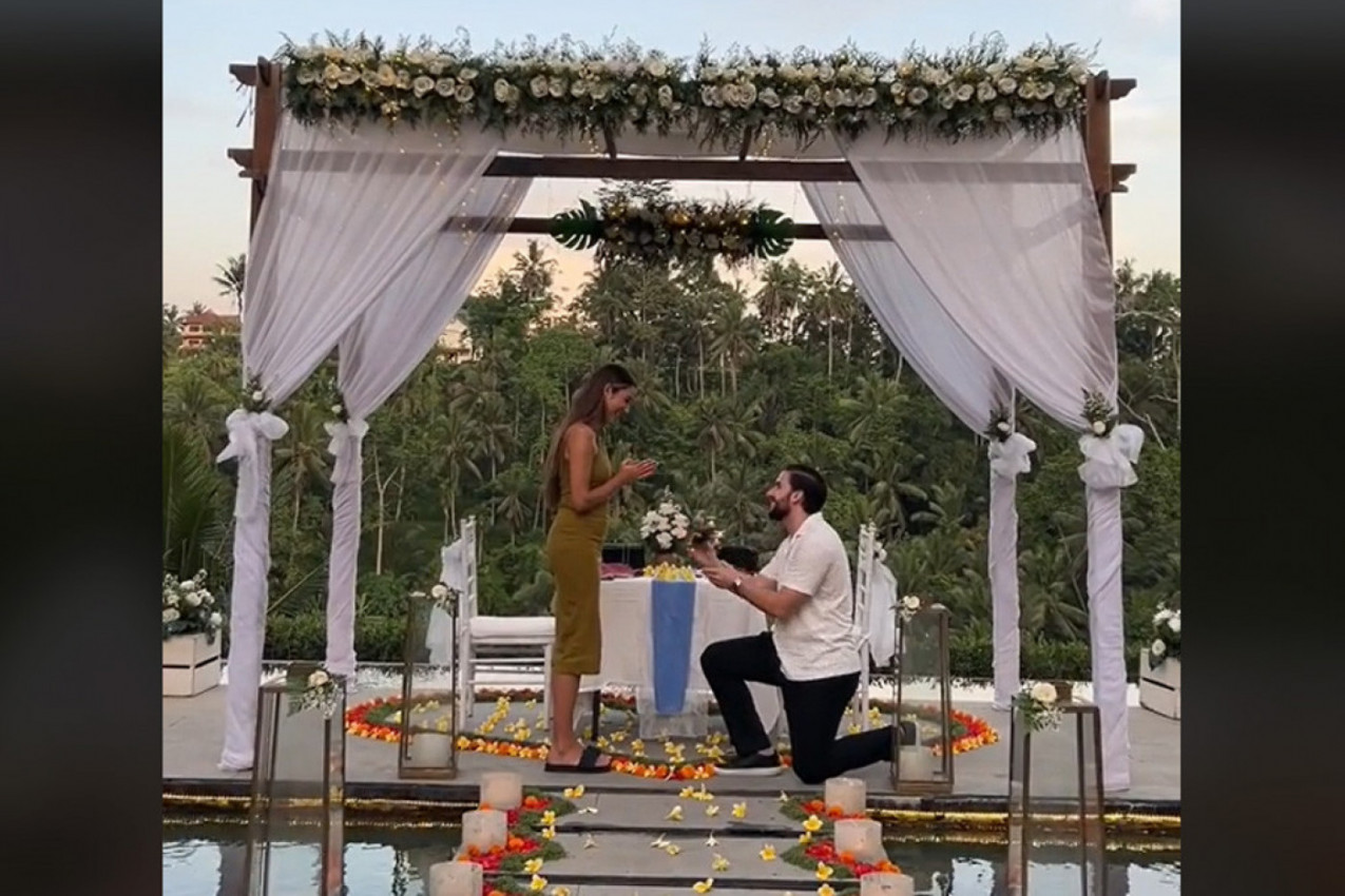 SLOBODAN JE SANDRU ZAPROSIO NA BALIJU: Svi pričaju o reakciji snimatelja koji je zabeležio romantični čin (VIDEO)